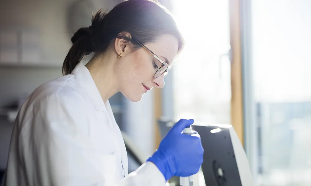Scientist_pipette_gloves_facing right